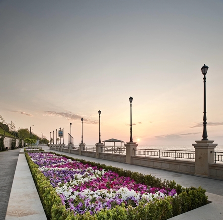 Public promenade in the 16th station of big fountain